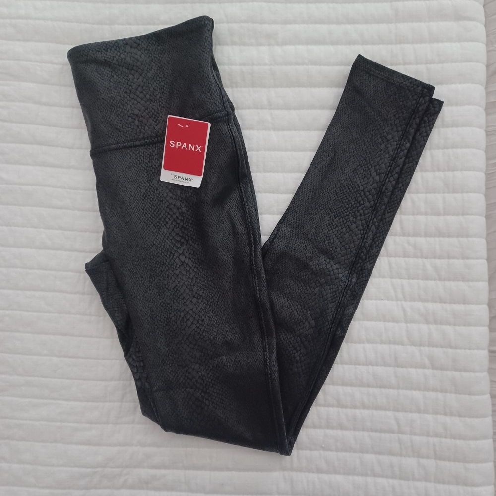 New Spanx black snakeskin faux leather leggings size medium